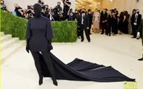 Cô Kim "siêu vòng 3" gây choáng váng với trang phục kín mít, không hở một milimet da thịt tại Met Gala 2021