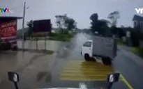Ô tô suýt gây tai nạn khi sang đường nguy hiểm