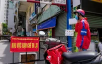 Cảm phục nỗ lực mưu sinh của những shipper "bám trụ mặt đường" giữa mùa dịch COVID-19