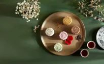 Bánh Trung thu xa xỉ, nhân độc, lạ "cháy hàng" ở nhiều nước