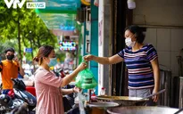 Khách hàng hồ hởi, quán ăn "cháy hàng" trong ngày đầu mở bán trở lại