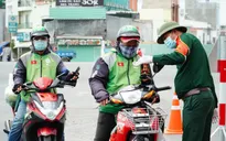 Shipper tại TP Hồ Chí Minh "rón rén" nhận đơn