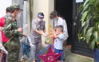 Bộ đội làm lồng đèn trao trẻ em nghèo ở TP Hồ Chí Minh dịp Trung thu