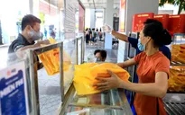 Trung thu giãn cách ở Hà Nội: Người dân xếp hàng mua bánh, phố Hàng Mã vắng vẻ