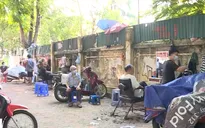 Người dân Hà Nội xếp hàng cắt tóc, nhiều hàng quán dè dặt mở cửa