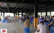 Người dân TP Hồ Chí Minh tranh thủ tiêm vaccine để được cấp "thẻ xanh COVID-19"