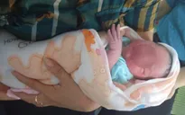Trẻ sơ sinh còn nguyên dây rốn bị bỏ rơi bên đường