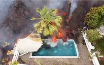 Núi lửa La Palma ở Tây Ban Nha phun trào, dung nham tràn ra khắp các đường phố