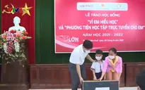 Thừa Thiên Huế trao học bổng "Vì em hiếu học"
