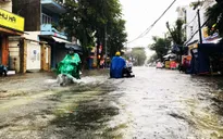 Mưa lớn, nhiều tuyến đường ở TP Quảng Ngãi bị ngập sâu