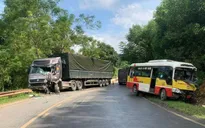 Xe bus lấn làn va chạm với xe đầu kéo, hành khách hốt hoảng