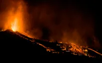 Núi lửa La Palma phun trào, Tây Ban Nha phải đóng cửa sân bay vì tro bụi dầy đặc