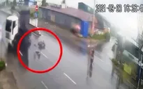 Tiện là… tạt ngang sang đường, tài xế xe máy bị đâm văng xa vài chục mét