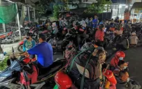 Người dân chạy xe máy về quê bị kẹt, ùn tắc tại cầu số 10 trên QL1A