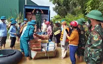 Bộ đội giúp dân dọn dẹp nhà cửa, tiếp tế nhu yếu phẩm sau mưa lũ