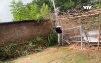 Cận cảnh người dân trèo rào, vượt chốt kiểm dịch chăng đầy dây thép gai