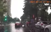Hà Nội: Ô tô tăng ga khi đèn đỏ, đâm thẳng nhiều người đi xe máy rồi bỏ chạy