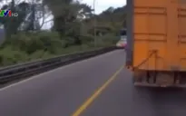 Hoảng hồn với kiểu cướp đường của "xe rau" trên quốc lộ
