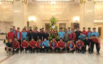 Chủ tịch nước CHXHCN Việt Nam – Nguyễn Xuân Phúc gửi hoa và động viên ĐT Việt Nam