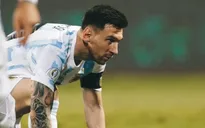 Messi suýt gãy chân trong trận thắng của Argentina