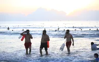 Người dân Đà Nẵng vui mừng khi được mở chợ, tắm biển trở lại