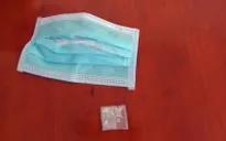 Giấu ma túy trong khẩu trang vẫn bị bắt