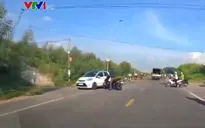 Người đi xe máy sang đường ẩu, suýt đâm vào đầu ô tô