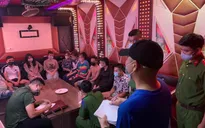 Bắt quả tang 10 nam nữ đang "bay lắc" trong quán karaoke