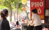 Người dân "vùng xanh" Hà Nội phấn khởi khi được bán hàng trở lại
