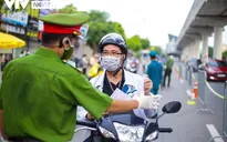 Lượng người ra vào "vùng đỏ" hạ nhiệt, giấy đi đường mới còn hạn chế