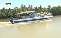Dùng ca nô vận chuyển lương thực cho người dân trên cồn