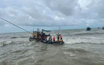 Một tàu cá bị đánh chìm ngoài biển vì hoàn lưu bão Côn Sơn