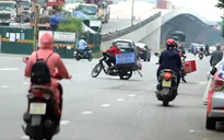 Hà Nội: Người dân đi ngược chiều lên cầu Vĩnh Tuy né chốt kiểm soát 'vùng đỏ'