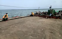 Hàng chục sà lan dàn hàng ngang trên biển ngang nhiên hút cát ngay thềm năm mới