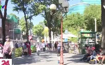 Người dân TP Hồ Chí Minh lạc quan, vui mừng chào đón năm mới