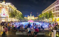 Người dân TP Hồ Chí Minh đổ về phố đi bộ Nguyễn Huệ chào đón năm mới 2022