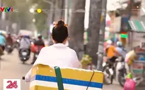 Cô gái đạp xe khắp TP Hồ Chí Minh phát quà cho người nghèo