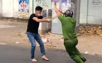 Tạm giữ đối tượng dùng gậy tấn công công an