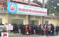 Người dân hào hứng xếp hàng mua pháo hoa không nổ về chơi Tết