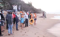 Hai học sinh bị sóng biển cuốn mất tích