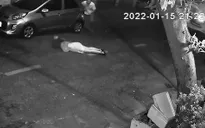 Truy bắt 2 đối tượng giật túi xách làm người phụ nữ ngã xuống đường