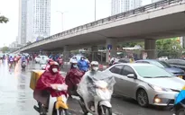 Đầu tuần mưa rét, người Hà Nội chật vật trên đường đến nơi làm việc