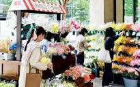 Thương hiệu thời trang Nhật Bản bán thêm hoa ở cửa hàng quần áo
