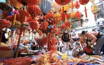 Phố cổ Hà Nội rực rỡ sắc đỏ những ngày gần Tết