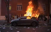 Gần 900 ô tô bị đốt cháy trong đêm Giao thừa tại Pháp