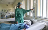 Bất cẩn trong lúc chơi bật lửa, bé trai bị bỏng toàn bộ vùng mặt
