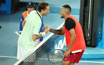 Loại Nick Kyrgios, Daniil Medvedev thẳng tiến vào vòng 3 Australia mở rộng