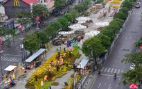 Khách tham quan Đường hoa Nguyễn Huệ không được bỏ khẩu trang kể cả khi chụp ảnh