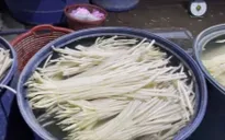 Ngâm 8 tấn ngó sen trong hóa chất để bán ra thị trường