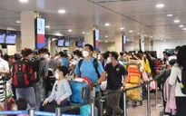 Người dân đổ về sân bay, bến xe về quê đón Tết